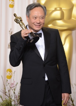 24.fev.2013 - O diretor de cinema Ang Lee posa com sua estatueta do Oscar de melhor diretor pelo filme "As Aventuras de Pi"  - Jason Merritt/Getty Images