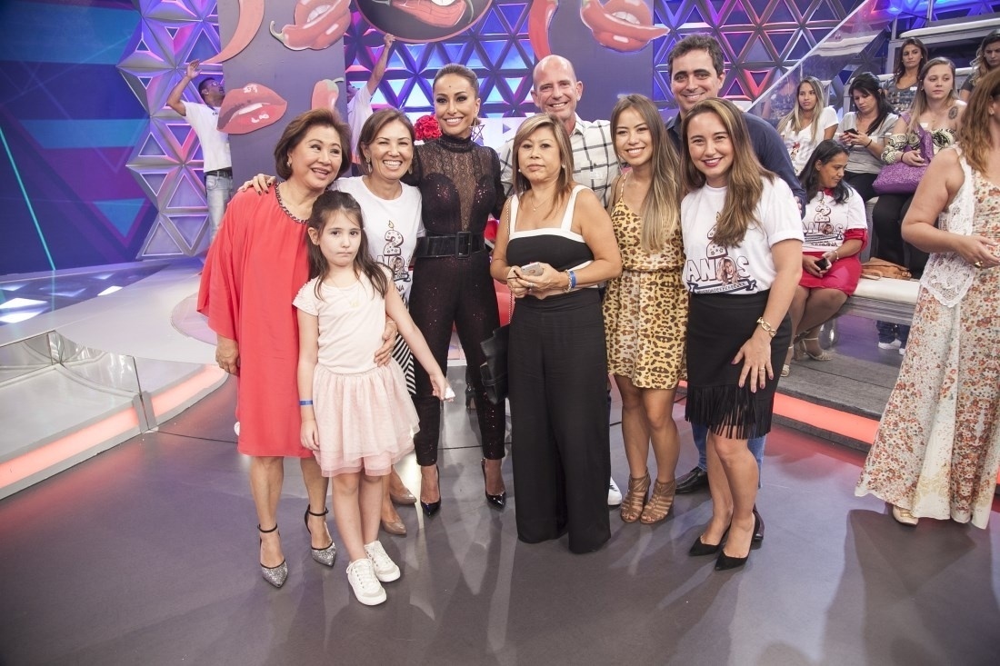 Sabrina Sato posa com familiares no final da gravação do especial de dois anos do "Programa da Sabrina". A atração vai ao ar no dia 2 de abril - Edu Moraes/Rede Record