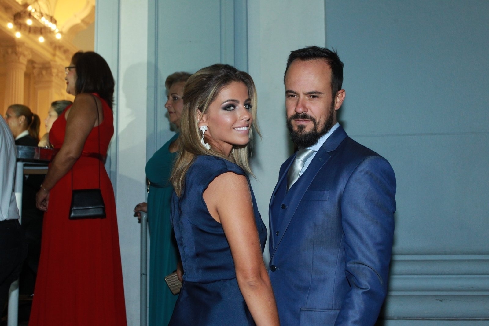 02.abr.2016 - O casal recebeu na igreja diversos artistas. Na foto o ator Paulo Vilhena e a namorada - Marcello Sá Barretto e Anderson Borde/AgNews