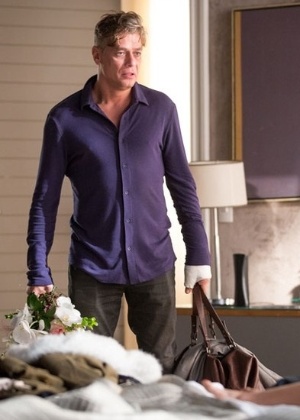 Arthur (Fábio Assunção) flagra Eliza (Marina Ruy Barbosa) e Rafael (Daniel Rocha) na cama em "Totalmente Demais" - Reprodução/"Totalmente Demais"/GShow - Reprodução/"Totalmente Demais"/GShow