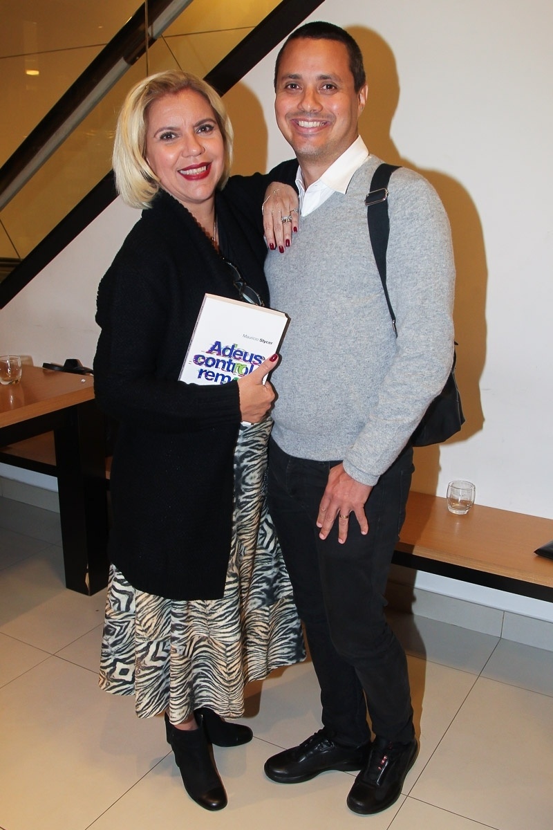 23.mai.2016 - Astrid Fontenelle e seu marido, Fausto Franco, no lançamento do novo livro de Maurício Stycer - Manuela Scarpa/Brazil News