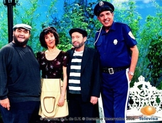 Edgar Vivar, Florinda Meza, Roberto Gomez Bolaños e Rúben Aguirre durante as gravações de "Chespirito" - Reprodução/Televisa/O Capacitor