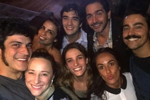 Elenco se reúne para ver capítulo de "Liberdade, Liberdade" - Reprodução/Instagram - Reprodução/Instagram