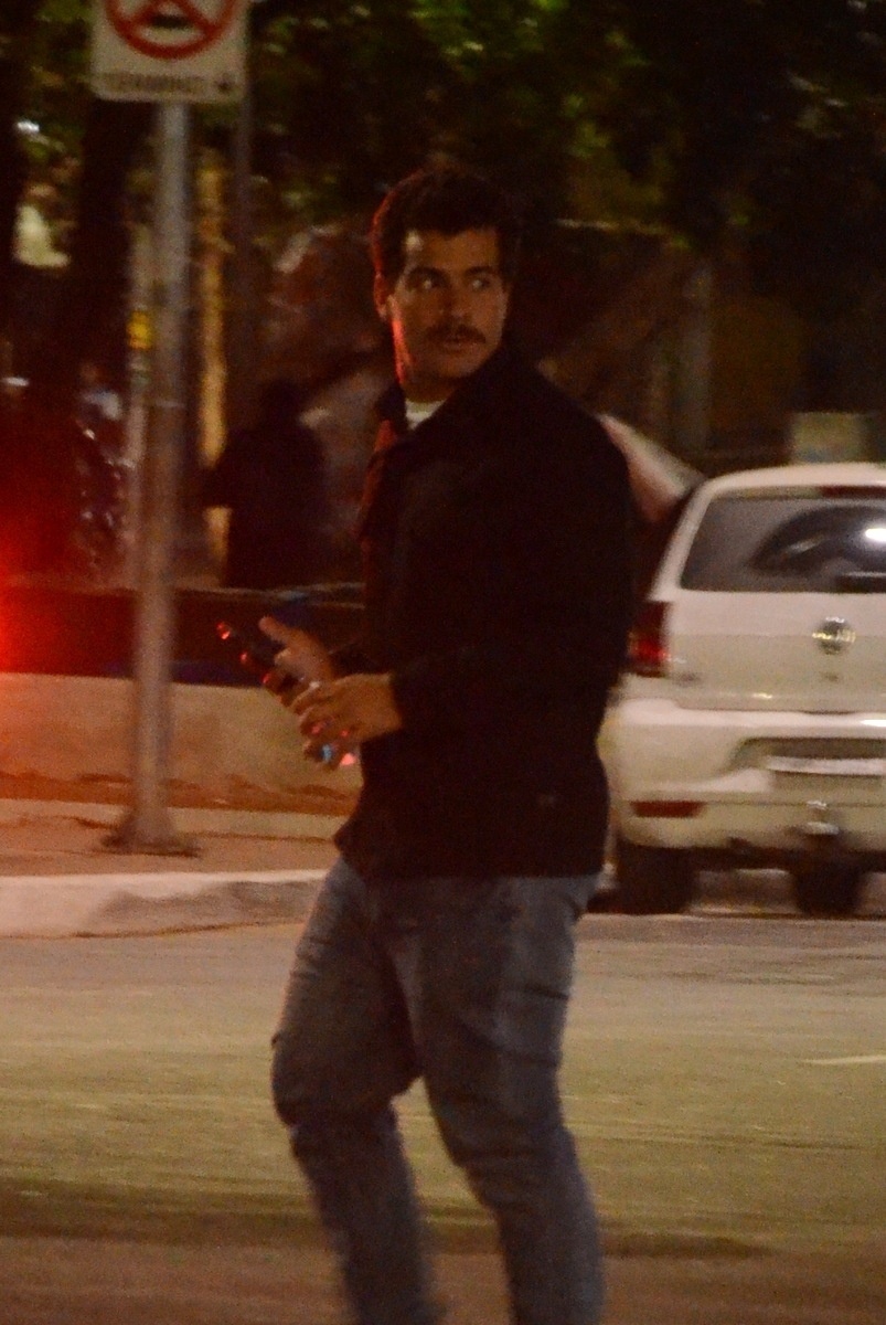 9.ago.2016  O ator Thiago Martihns também foi fotografado gravando cenas de "A Lei do Amor", novela da Globo que substituirá "Velho Chico". A nova trama tem previsão de estreia para o dia 3 de outubro - Eduardo Martins / AgNews