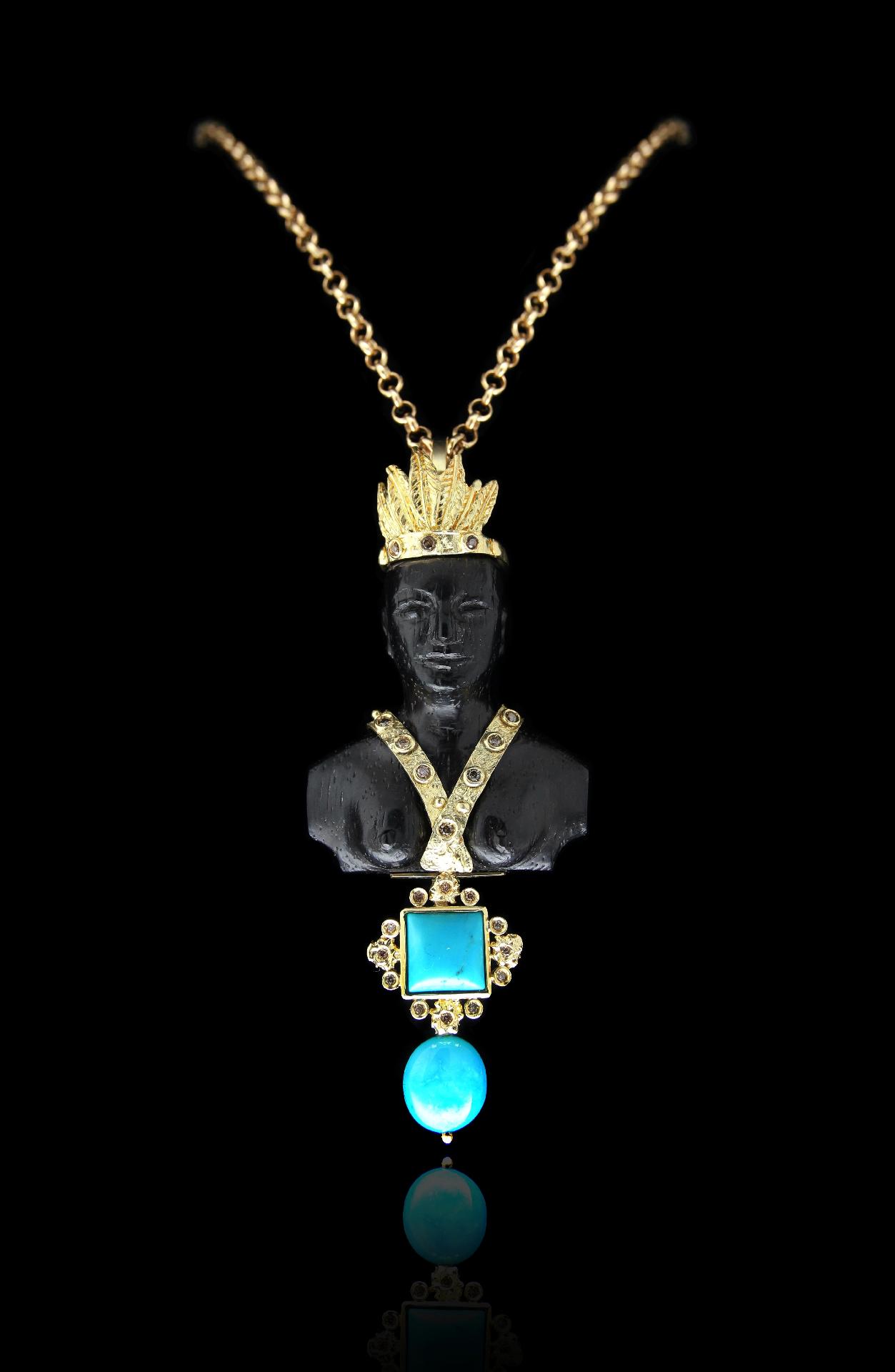 Da coleção Etnias, de Ruth Grieco, essa peça foi esculpida em jacarandá e leva adereços em ouro e turquesa. ?A cultura do índio brasileiro me influenciou muito, o verdadeiro criativo é o índio.?, diz Ruth. O preço é a partir de R$ 6 mil (valores consultados em dezembro de 2016) - Divulgação