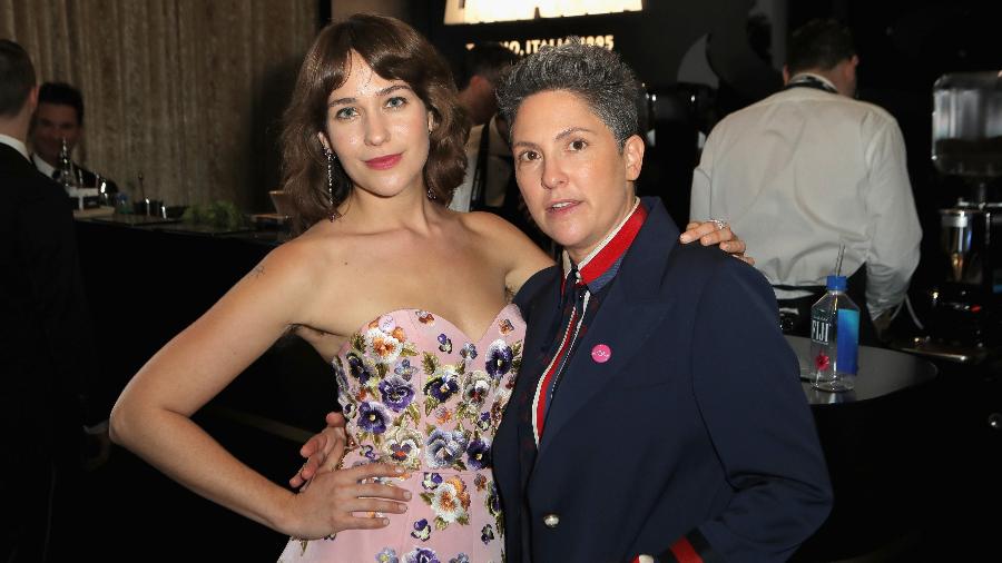 08.dez.2016 - A atriz Lola Kirke e a roteirista e produtora Jill Soloway nos bastidores do Globo de Ouro - Getty Images