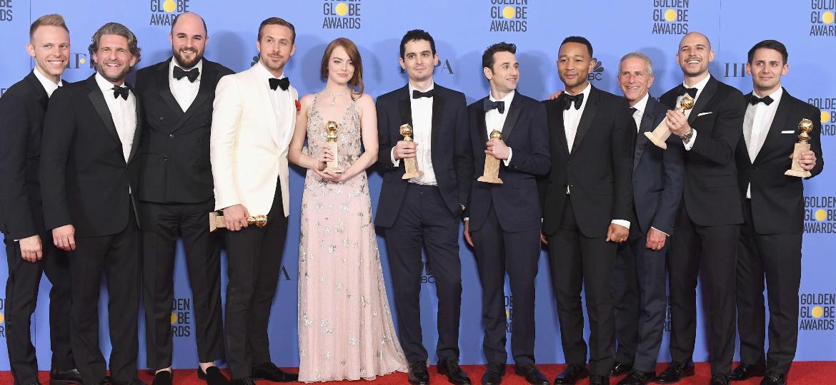 Equipe de "La La Land" posa para fotos com os prêmios do Globo de Ouro - Kevin Winter/AFP