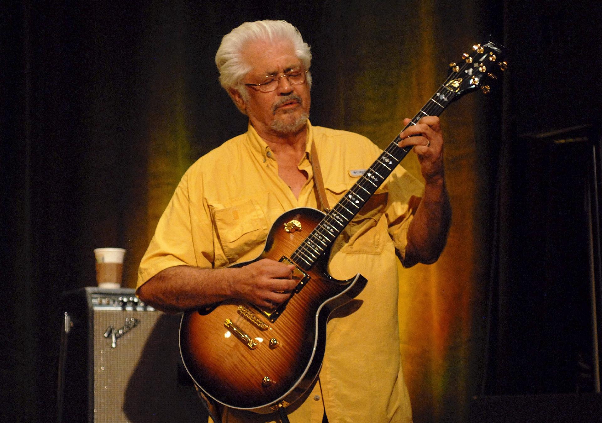 O guitarrista Larry Coryell se apresenta no Detroit Jazz Festival, em Detroit (EUA) - Getty Images