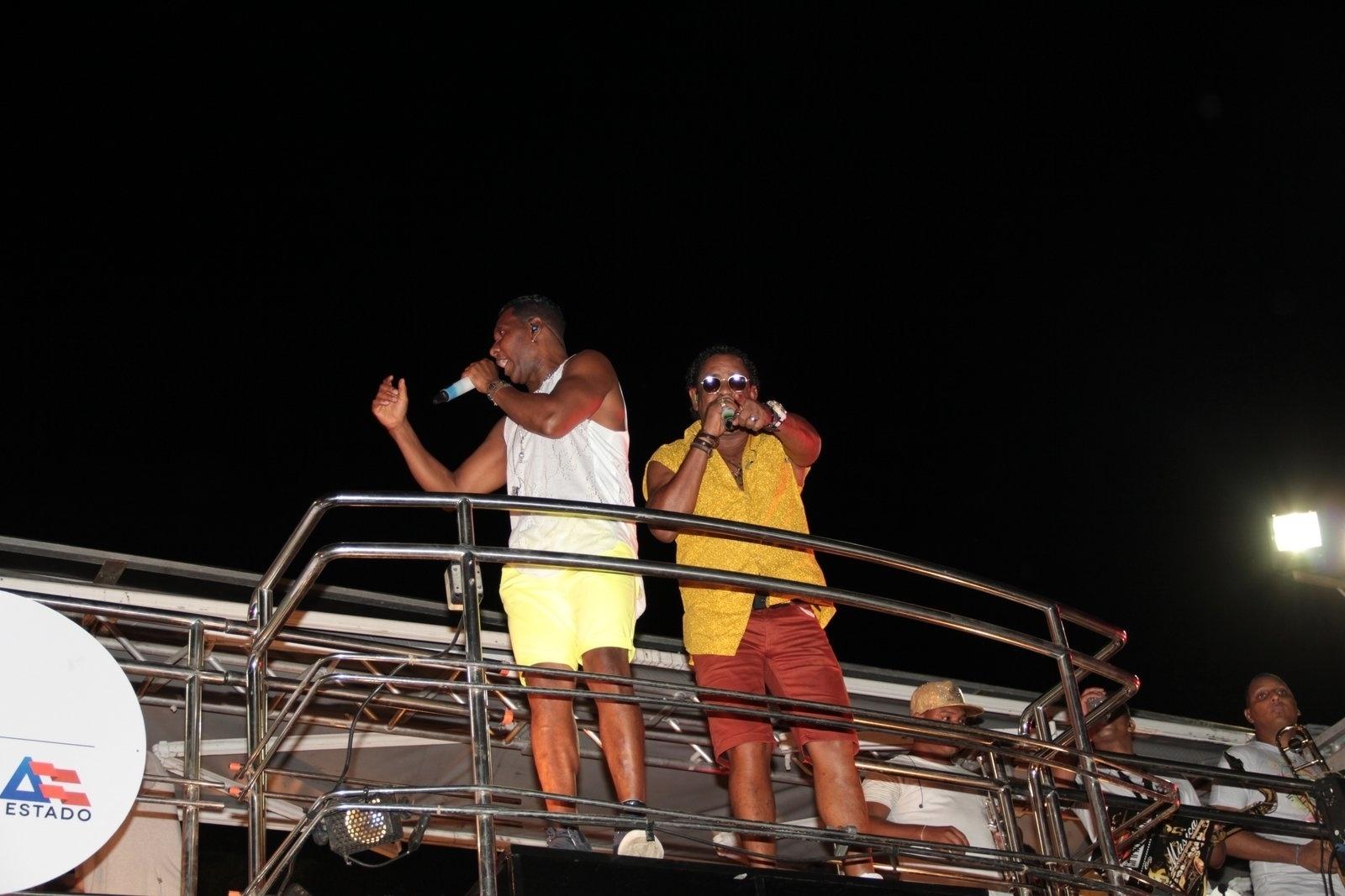 O grupo É o Tchan se apresentou nesta sexta em Salvador, no circuito Osmar, após a polêmica saída da dançarina Joyce Mattos - Agnews