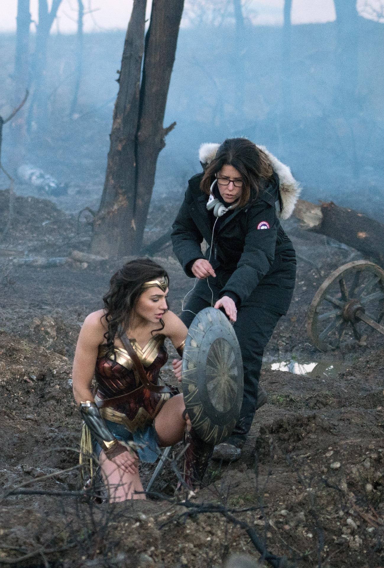 Imagem de bastidores mostra a diretora Patty Jenkins com a atriz Gal Gadot no set de "Mulher-Maravilha" - Clay Enos/ TM & (c) DC Comics