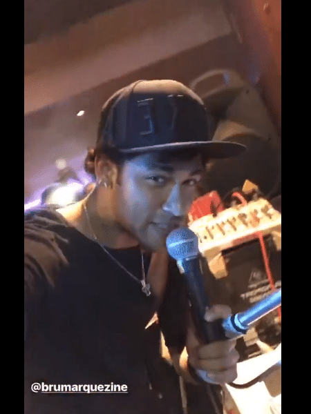 Neymar canta para Bruna Marquezine em Karaokê - Reprodução/Instagram - Reprodução/Instagram