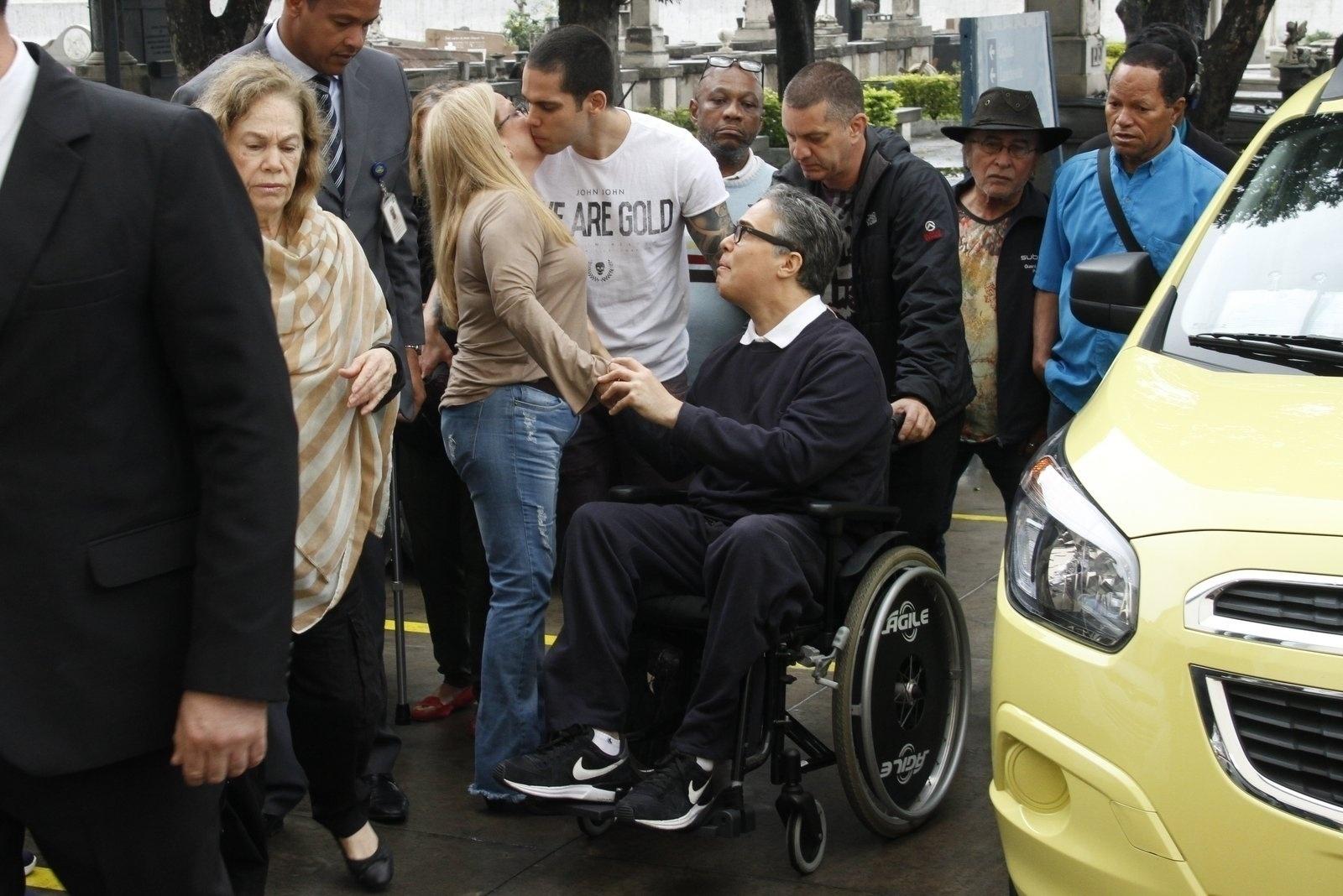 Flávio Silvino e o irmão, João Paulo, recebem os pesâmes de amigos no velório do pai, Paulo, que morreu nesta quinta-feira (17), vítima de câncer - Marcos Ferreira / Brazil News