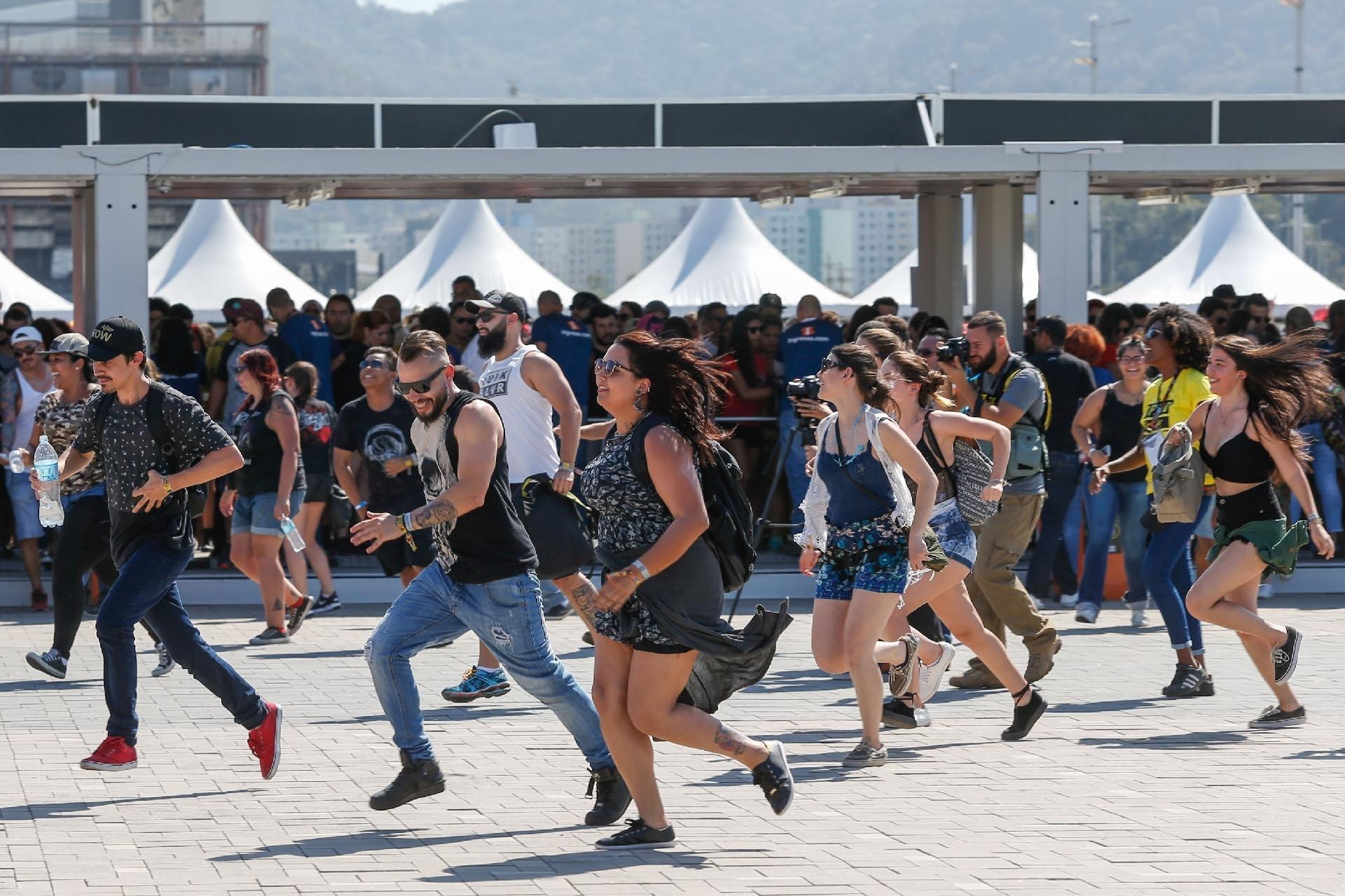 Corre corre! Assim que os portões são abertos, fãs de Bon Jovi saem correndo para garantir o melhor lugar - Marco Antonio Teixeira/ UOL