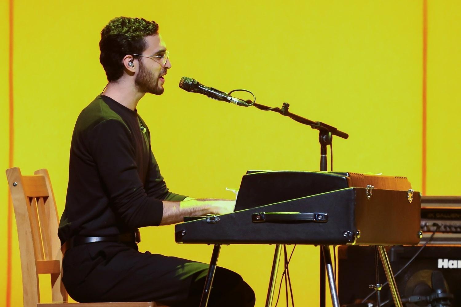 Zeca Veloso toca diversos instrumentos no show que divide com o pai, Caetano, e os irmãos Moreno e Tom - Manuela Scarpa/Brazil News