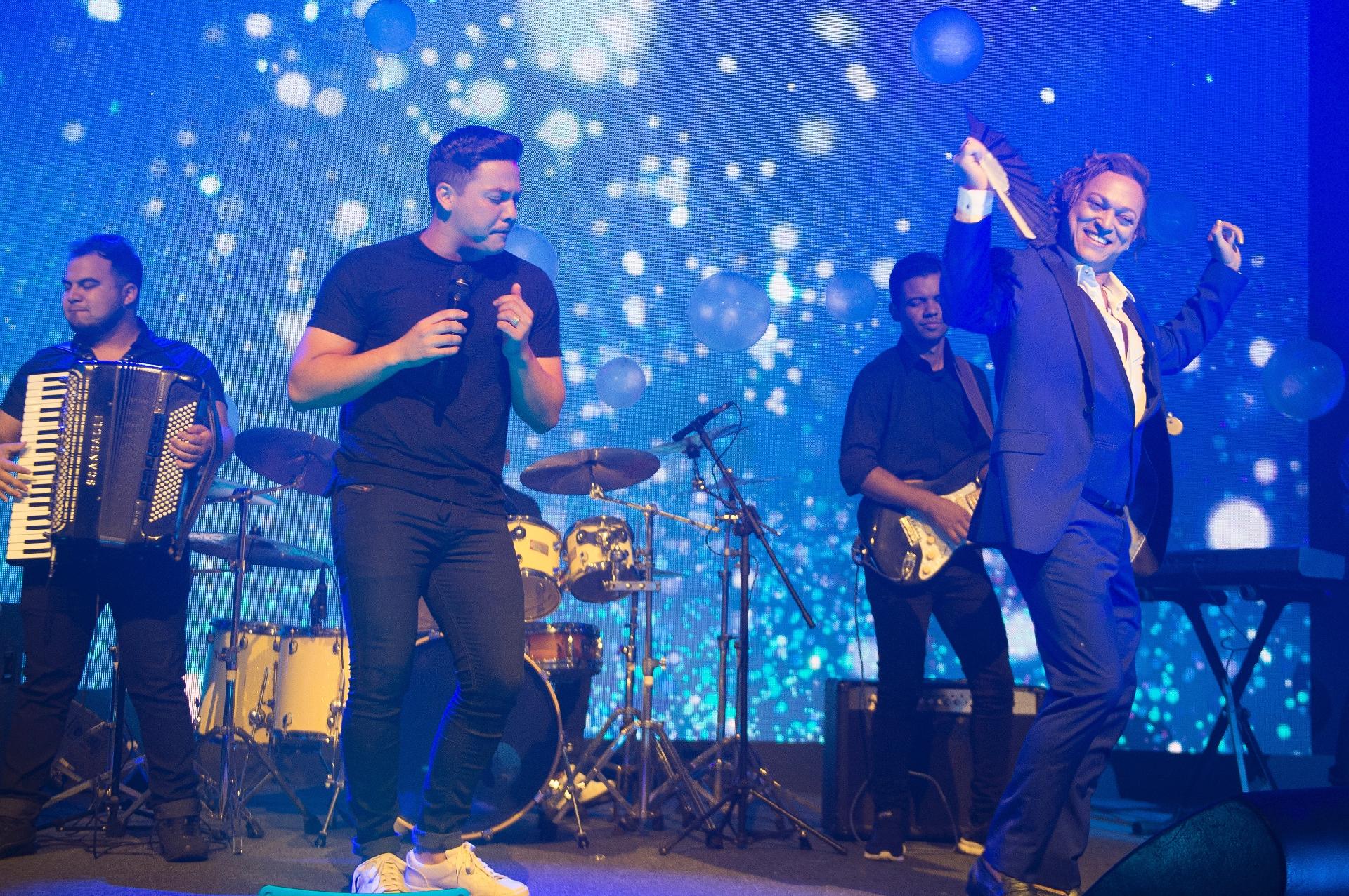 Fábio Lago grava cenas de seu personagem Nick subindo no palco de dançando com Safadão - Raquel Cunha/Globo