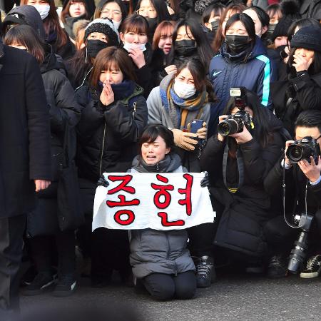 Fãs de Kim Jong-Hyun se emocionam no enterro do cantor - AFP / JUNG Yeon-Je - AFP / JUNG Yeon-Je