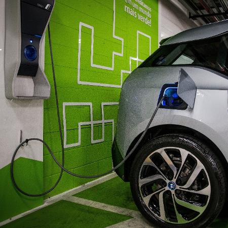 Carregar carro elétrico fora de cara está ficando mais caro