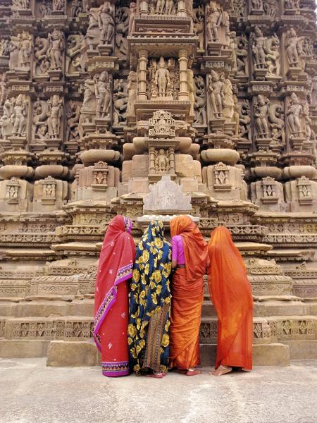 Mulheres indianas observam as esculturas dos templos de Khajuraho - Getty Images - Getty Images
