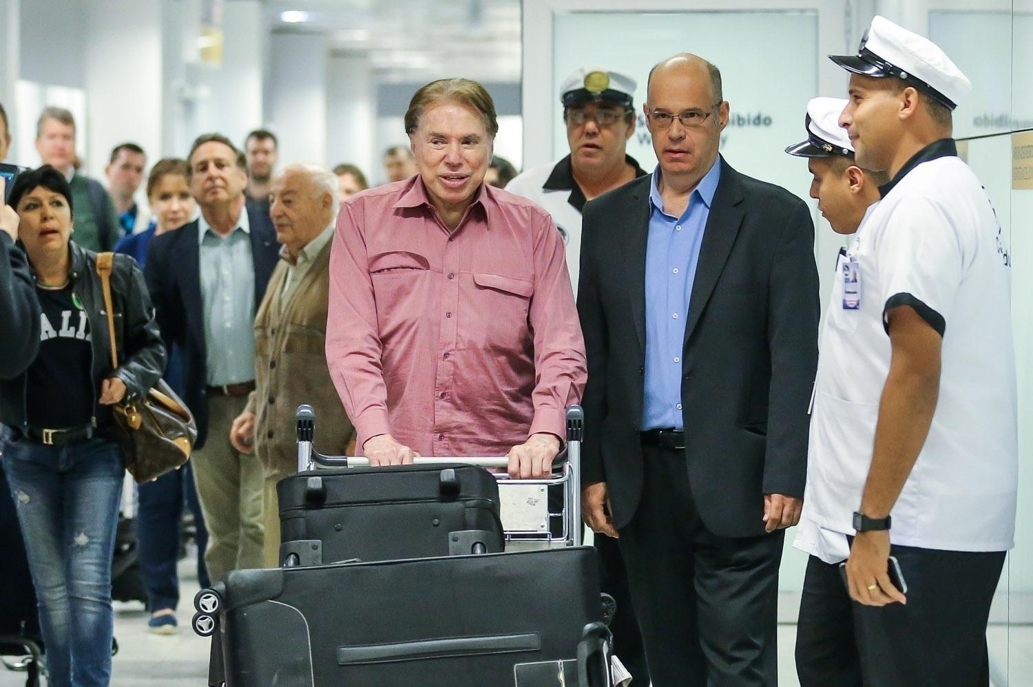 Silvio Santos foi clicado desembarcando no aeroporto internacional em São Paulo - Manuela Scarpa/Brazil News