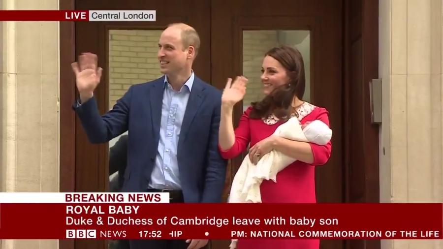 Príncipe William e princesa Kate Middleton acenam para público na saída de hospital em Londres - Reprodução/BBC