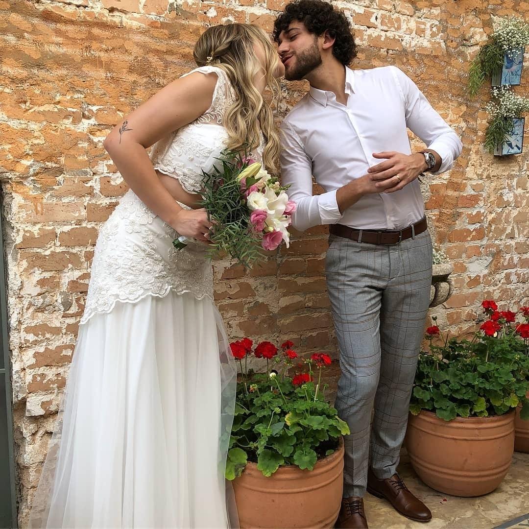 Os noivos se beijam após a cerimônia - Reprodução/Instagram