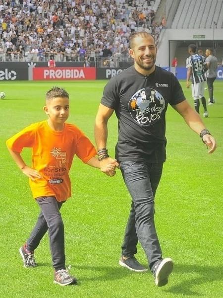 Kaysar vai a jogo do Corinthians para alertar sobre crise na Síria - Reprodução/Instagram