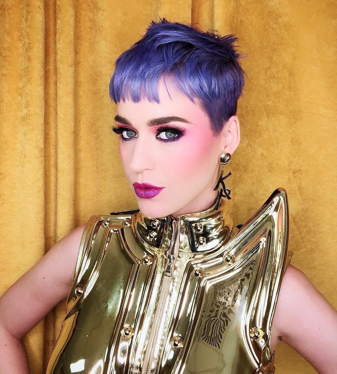 Katy Perry com cabelos curtos e roxos - Reprodução/Instagram