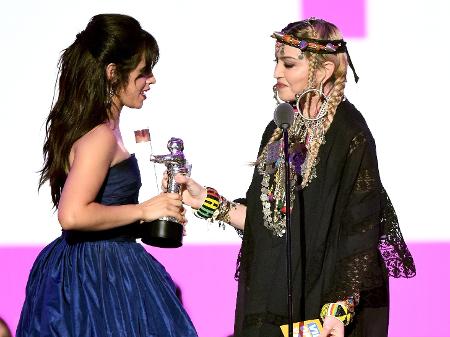 Madonna entrega prêmio de clipe do ano para Camila Cabello no VMA 2018 - Michael Loccisano/Michael Loccisano