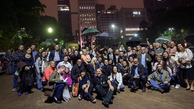 Assembleia do condomínio foi improvisada na praça Alexandre de Gusmão, em São Paulo - Divulgação - Divulgação