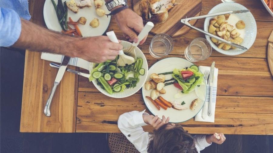 Pratos pouco elaborados e conversas divertidas muitas vezes já bastam para uma boa refeição em família - GETTY IMAGES