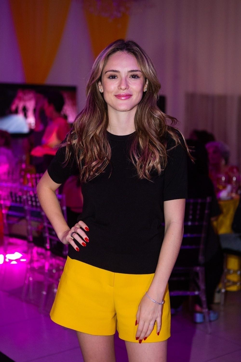 Isabelle Drummond e elenco assistem juntos primeiro capítulo de "Verão 90" - Fabiano Battaglin/Gshow