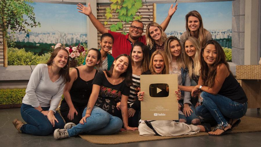 A apresentadora Carol Minhoto posa com a equipe do Você Bonita, da Gazeta, e a placa de 1 milhão de inscritos do YouTube - Mariana Cavalcanti/TV Gazeta