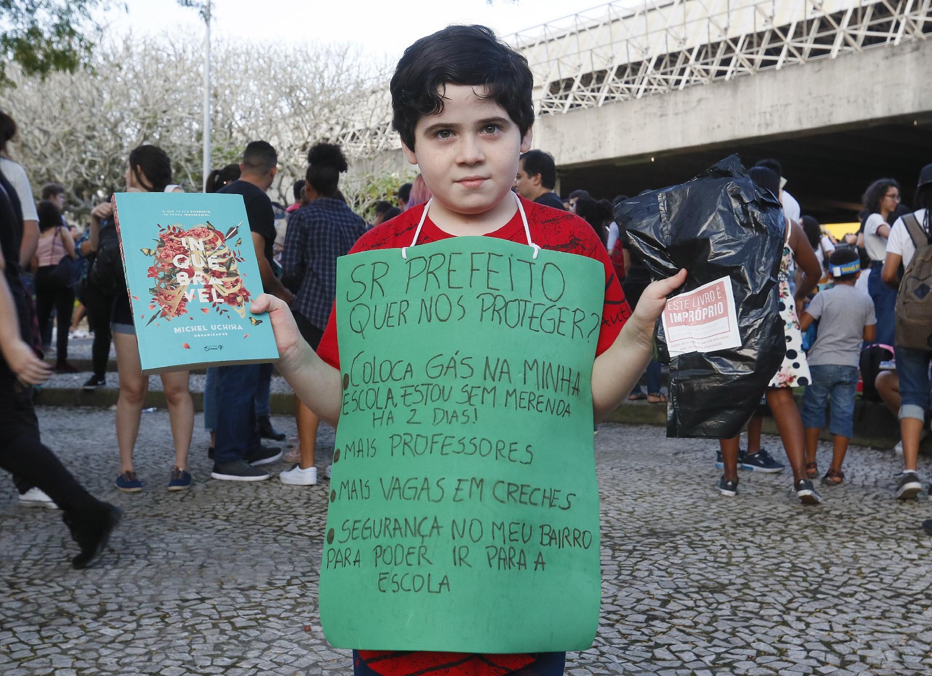 7.set.2019 - O pequeno Pedro Otávio, de 8 anos, da Escola Municipal Vertano Rocha na Cidade de Deus, aproveita a Bienal do Rio para protestar contra o prefeito da cidade - Marcelo de Jesus/UOL