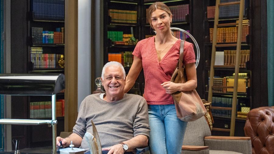 Antonio Fagundes e Grazi Massafera na biblioteca do personagem dele em "Bom Sucesso" - Ellen Soares/TV Globo