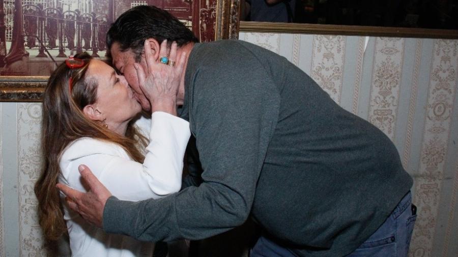 Maria Zilda ganha beijo de Stepan Nercessian em comemoração de seu aniversário - Wallace Barbosa/AG News