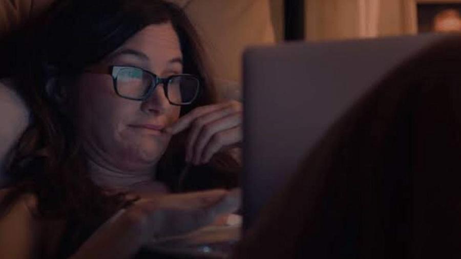 Kathryn Hahn em cena de Mrs. Fletcher - Divulgação/IMDb