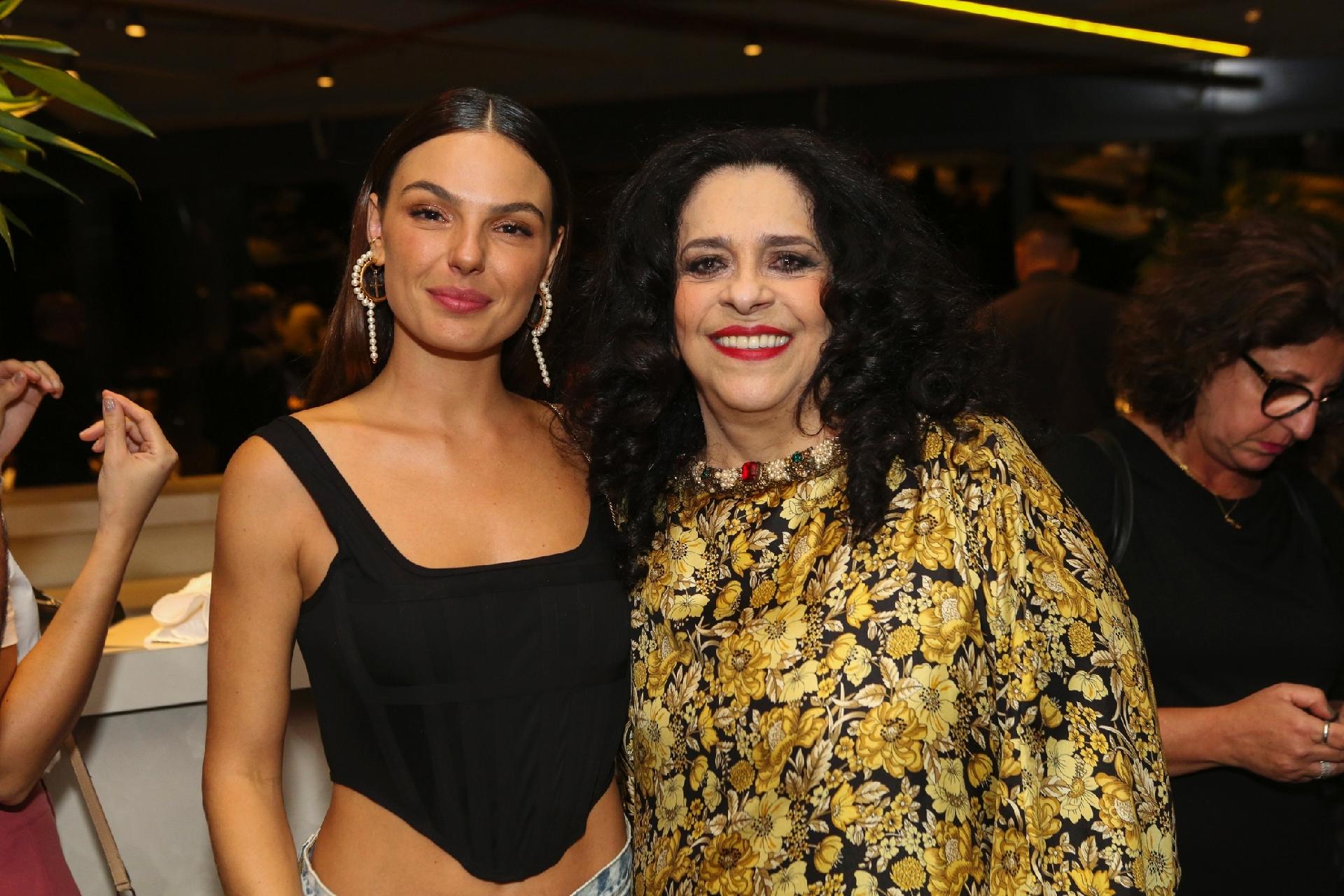 Isis Valverde tieta Gal Costa na festa da novela Amor de Mãe - Reginaldo Teixeira/Globo