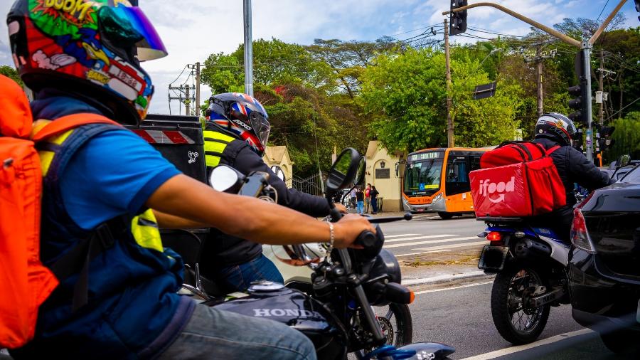 Entregadores de moto no trânsito em São Paulo - Felipe Larozza/UOL