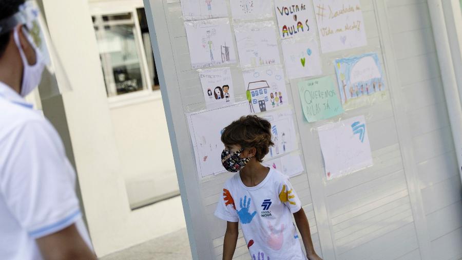Criança retorna para aula no Rio de Janeiro em outubro de 2020 - Ricardo Moraes/Reuters