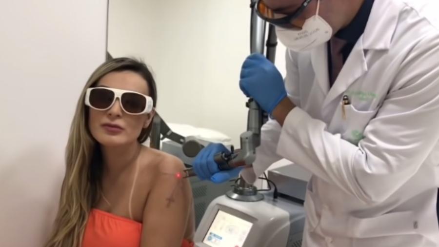 Andressa Urach em sessão para remover tatuagens do corpo - Reprodução/Instagram