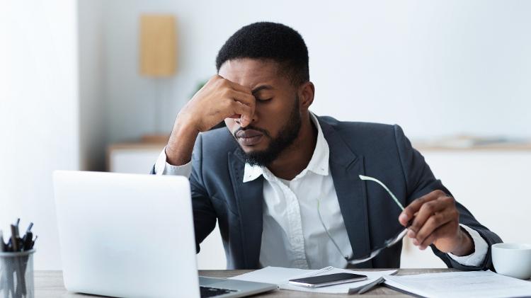 Esfregar os olhos pode agravar a irritação, provocar lesões na córnea e aumentar o risco de doenças como o ceratocone, especialmente em quem já sofre com olho seco Esfregar os olhos pode agravar a irritação, provocar lesões na córnea e aumentar o risco de doenças como o ceratocone, especialmente em quem já sofre com olho seco