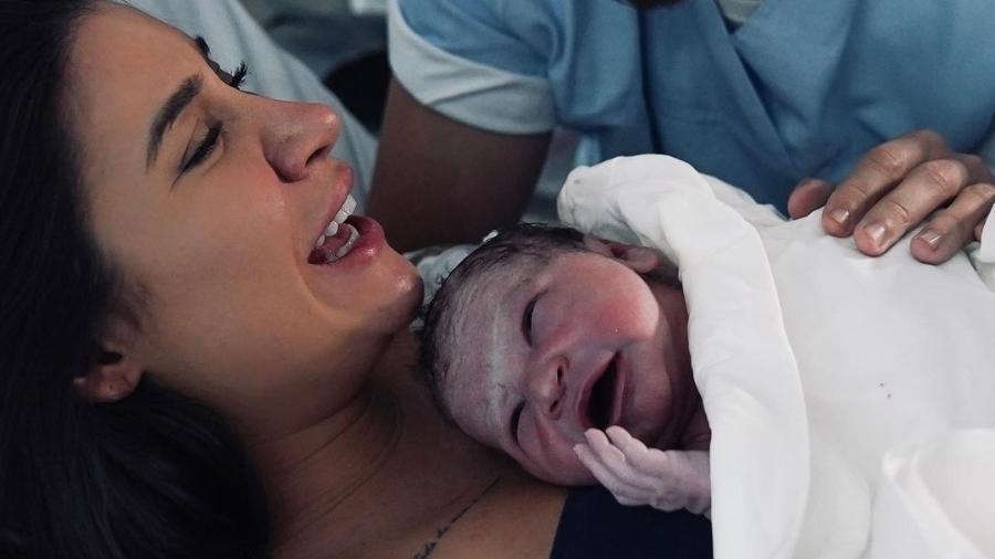 Bianca Andrade com o filho recém-nascido, Cris - Thalita Castanha/Reprodução/Instagram