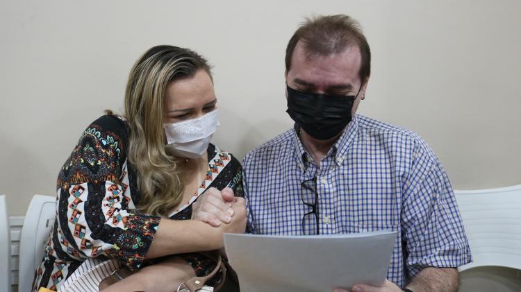 Mara e o marido se emocionam com a nova certidão - Defensoria Pública do Ceará/Dilvulgação - Defensoria Pública do Ceará/Dilvulgação