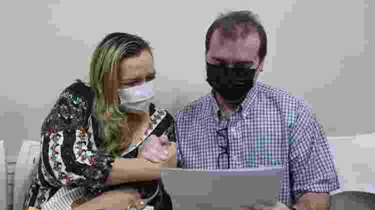 Mara e o marido se emocionam com a nova certidão  - Defensoria Pública do Ceará/Dilvulgação - Defensoria Pública do Ceará/Dilvulgação