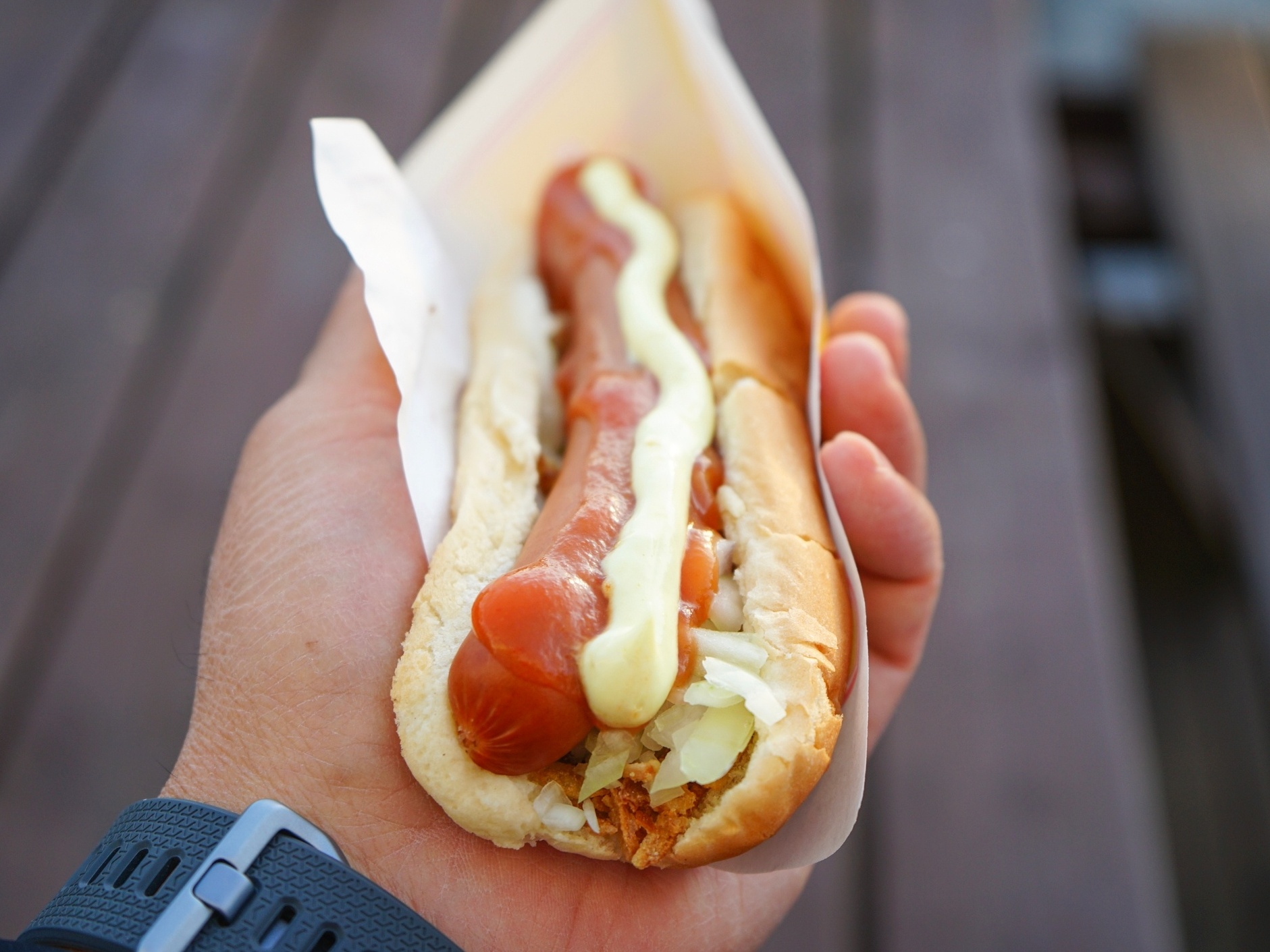 Cachorro-quente com linguiça e um toque francês