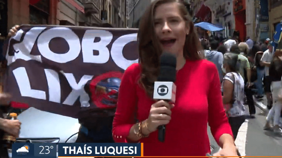 Repórter da Globo tentou fugir de manifestantes durante ao vivo na rua 25 de março, em SP - Reprodução/ TV Globo