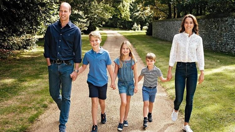 Príncipe William e Kate Middleton divulgaram o cartão deles, com os filhos, no Instagram