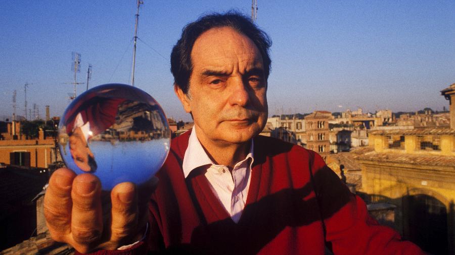 O escritor italiano Italo Calvino em sua casa em Roma em 1984 - Gianni GIANSANTI/Gamma-Rapho via Getty Images