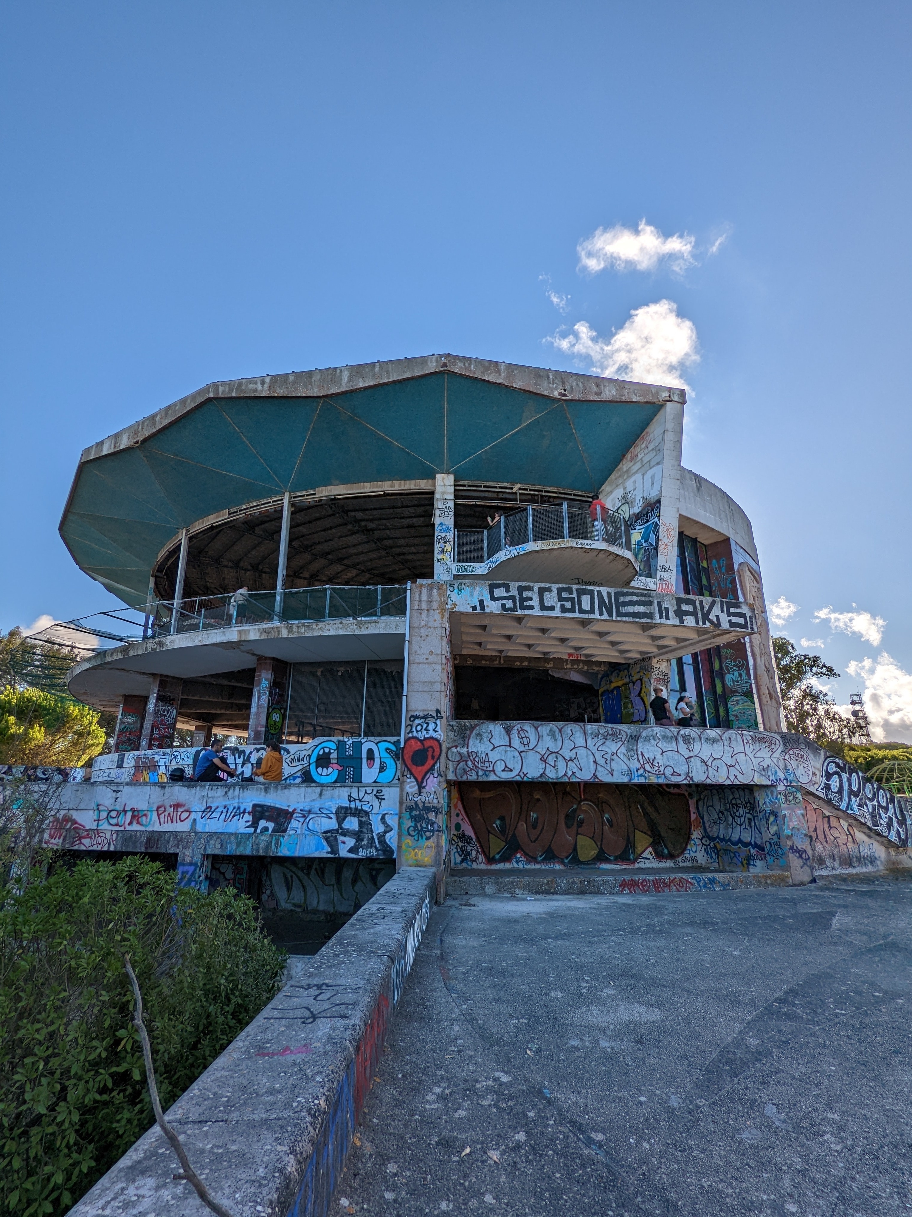 O restaurante abandonado na floresta de Lisboa que virou ponto turístico - 04/04/2023 foto