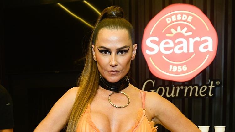 Deborah Secco se arrependeu de procedimento estético de olheira e maxilar